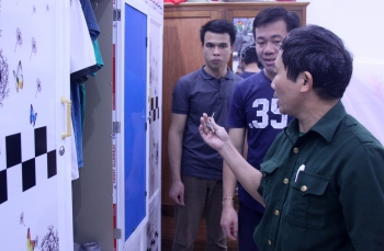 Bố mẹ Việt giao "tay hòm chìa khóa" cho con Lào
