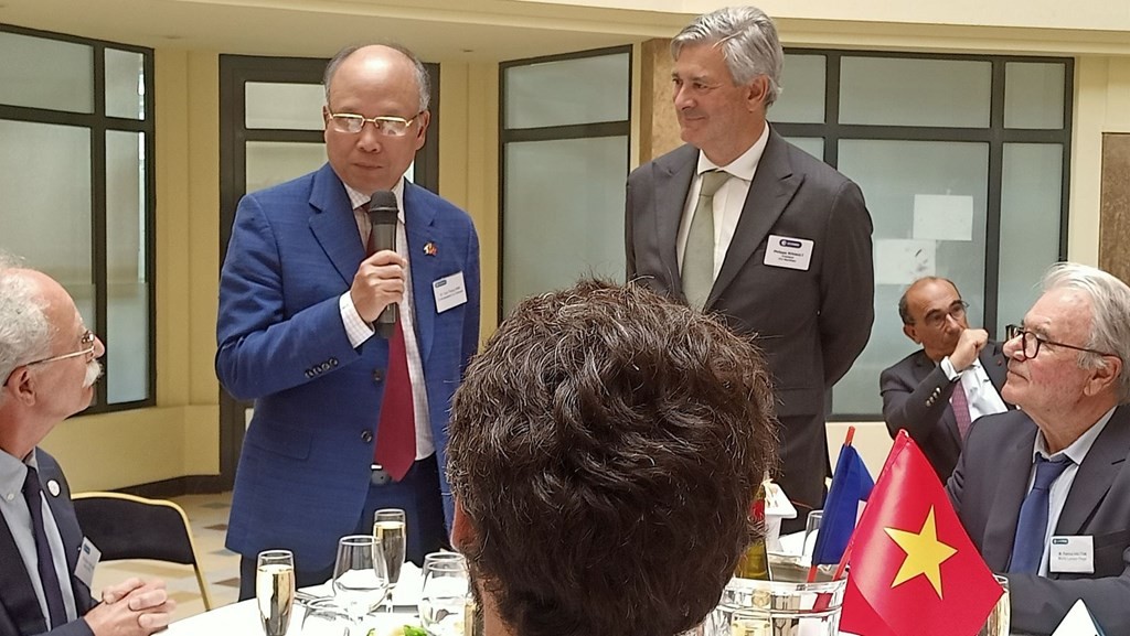 Đại sứ Việt Nam tại Pháp Đinh Toàn Thắng, phát biểu tại buổi tọa đàm doanh nghiệp Vietnam – Morbihan (Ảnh: TTXVN).