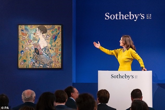 Bức tranh “Quý bà cầm quạt” được bán với giá kỷ lục 2.500 tỷ đồng
