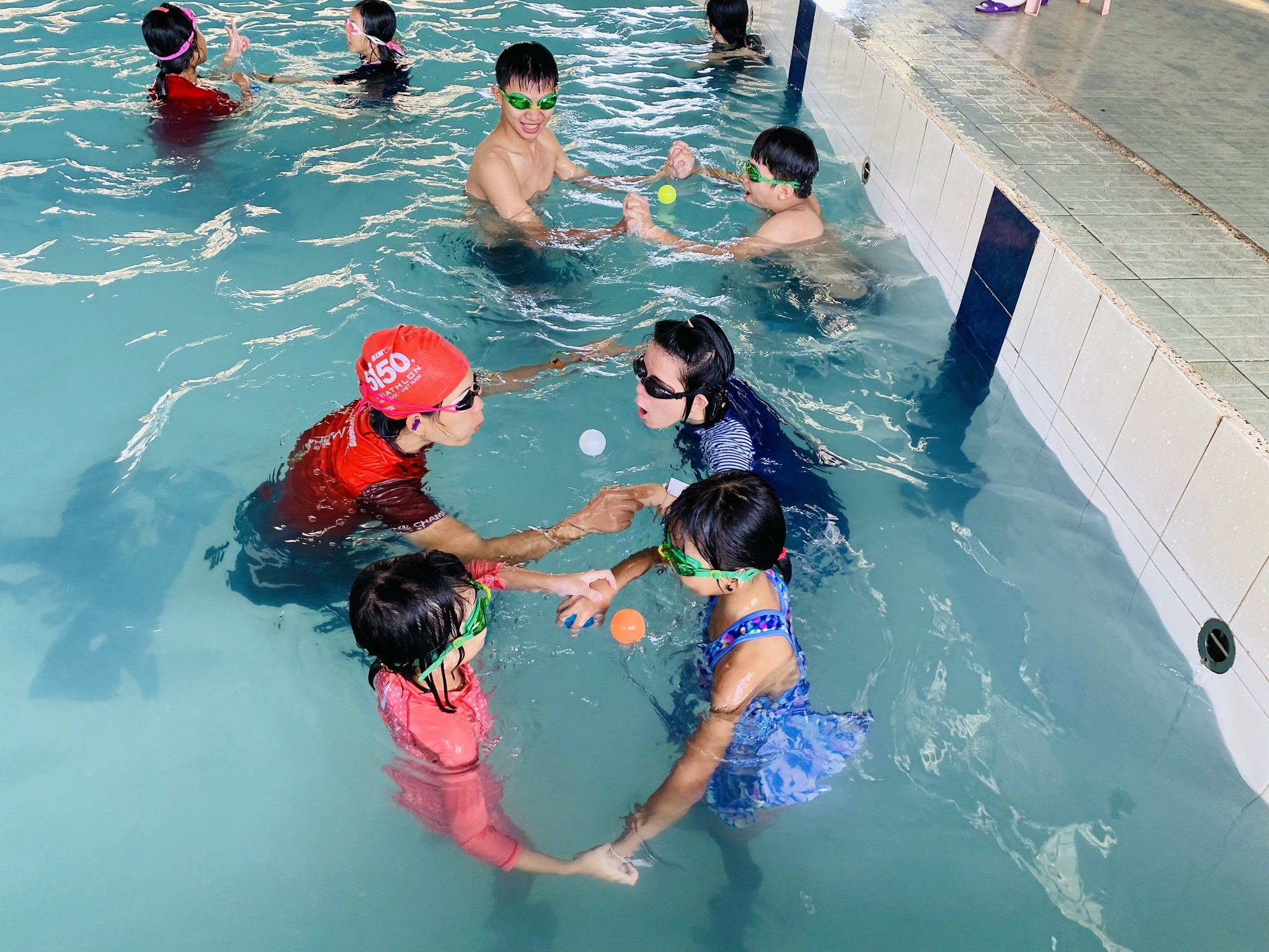 Các tình nguyện viên của tổ chức Hue Help trong một buổi dạy bơi cho trẻ em (Ảnh: Hue Help).