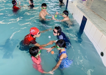 Học sinh tiểu học Thừa Thiên Huế được dạy bơi, kỹ năng sinh tồn