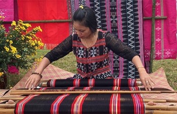Trải nghiệm sắc màu thổ cẩm tại Làng Văn hóa - Du lịch các dân tộc Việt Nam