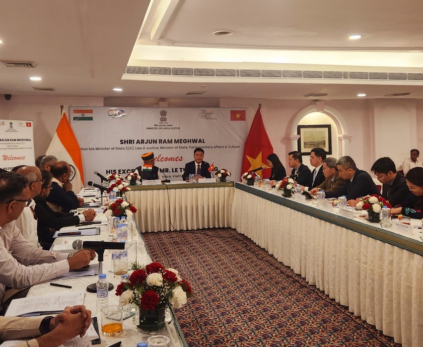 Bộ trưởng Bộ Pháp luật và Tư pháp Ấn Độ Shi Arjun Ram Meghwal hội đàm với Bộ trưởng Bộ Tư pháp Lê Thành Long về hợp tác hai nước trong lĩnh vực pháp luật và tư pháp (Ảnh: KT).