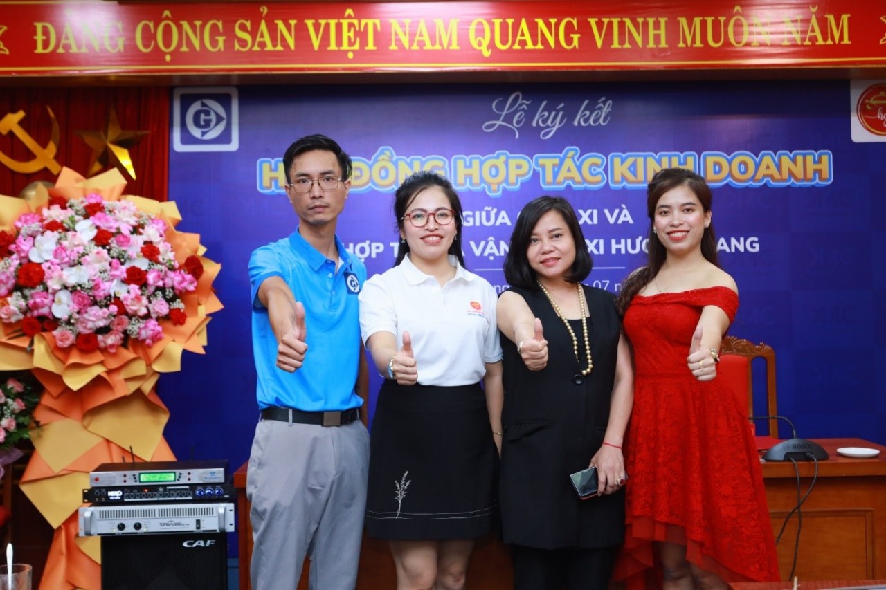 Lễ ký kết hợp tác kinh doanh giữa GV Taxi và Hương Giang tại Bắc Giang.