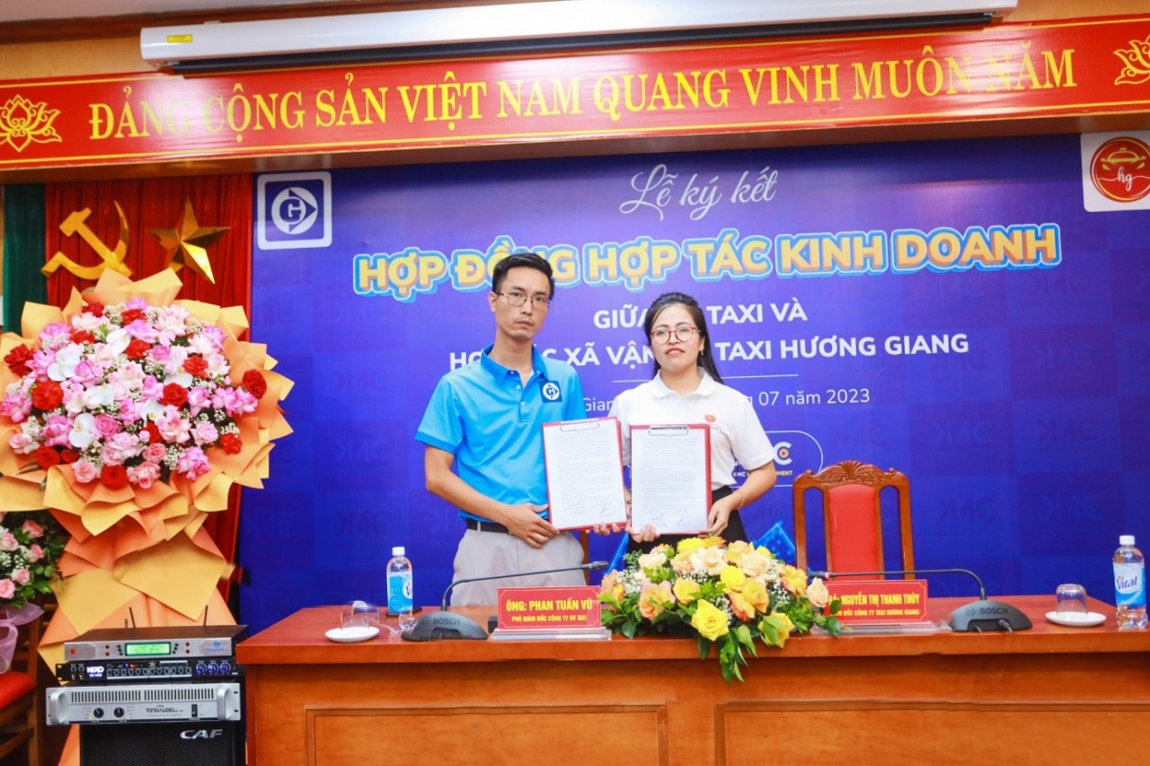 Đại diện GV Taxi và HTX Hương Giang ký kết hợp tác kinh doanh.