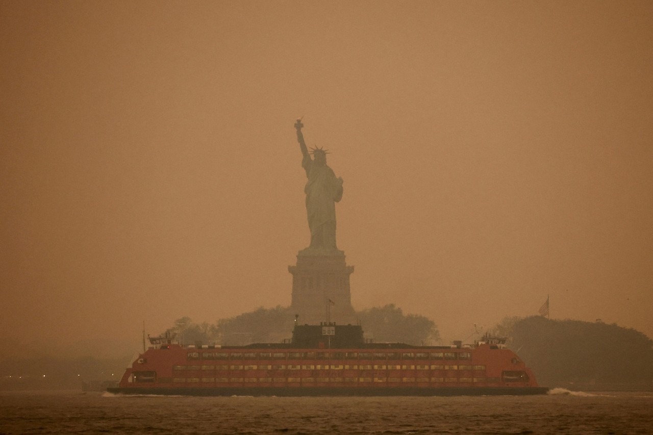 New York ô nhiễm do khói mù từ cháy rừng ở Canada lan sang.