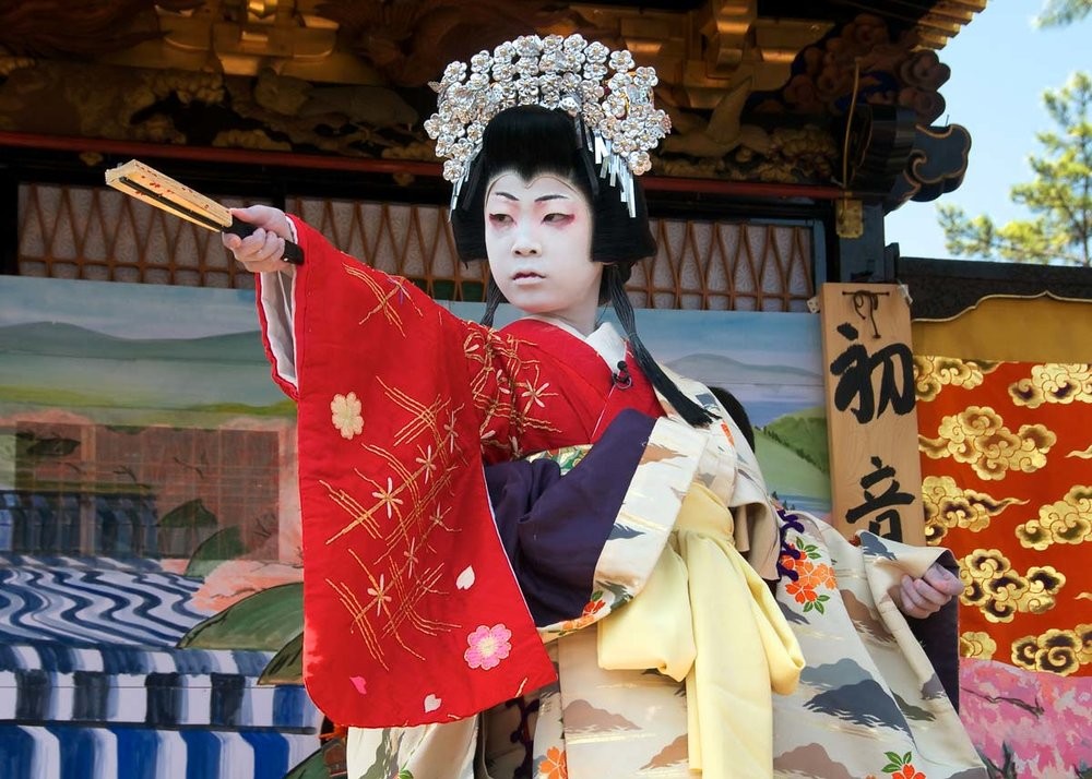 Những nghệ sĩ nhí diễn kịch sân khấu Kabuki tại Nagahama. (Ảnh: Lens on Japan / Creative Commons)