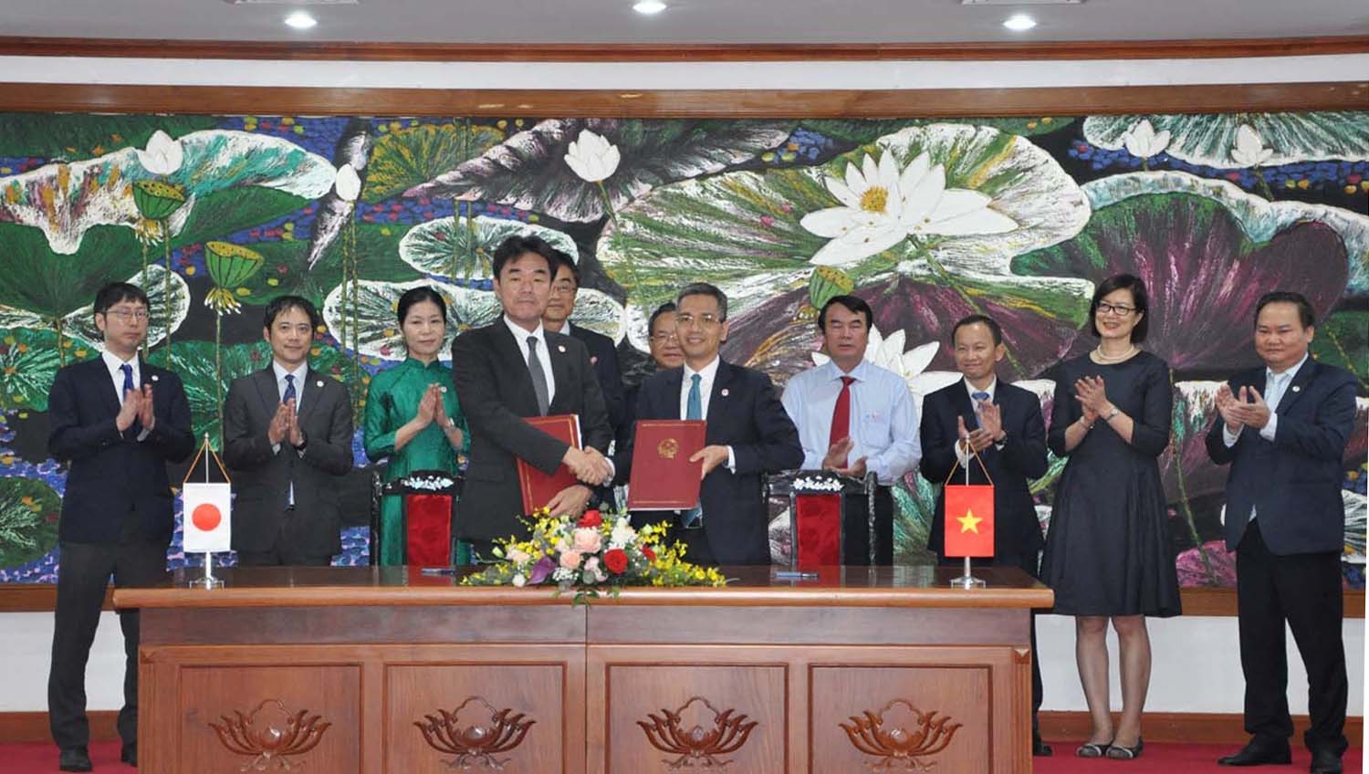 Thứ trưởng Võ Thành Hưng và ông ông Sugano Yuichi, Trưởng đại diện JICA ký các thỏa thuận vay vốn trước sự chứng kiến của các đại biểu tham dự