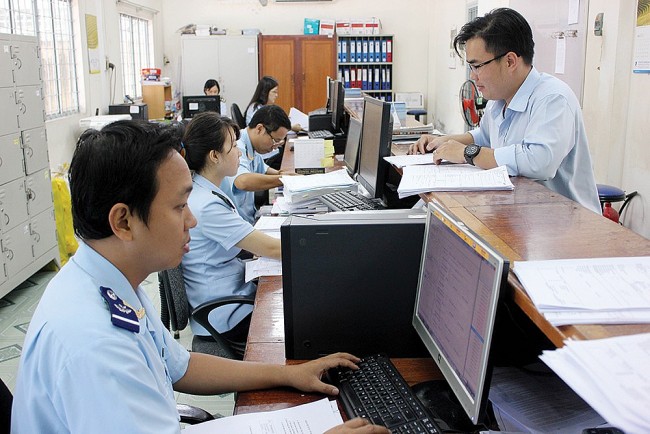 Mang tiền mặt là ngoại tệ về Việt Nam cần làm những thủ tục gì?