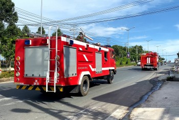 Cán bộ, chiến sĩ Vùng 5 Hải quân tham gia chữa cháy nhà dân