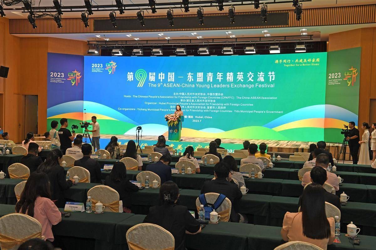 Chủ tịch Hiệp hội hữu nghị đối ngoại nhân dân tỉnh Hồ Bắc (Trung Quốc) phát biểu tại lễ khai mạc