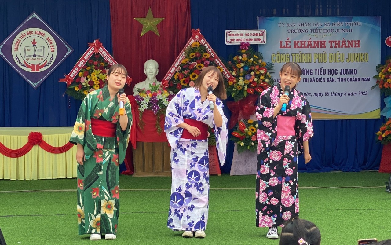 Thành viên Hiệp hội Junko giao lưu với thầy cô và học sinh trường Junko tại Lễ khánh thành công trình phù điêu Junko tháng 3/2023.