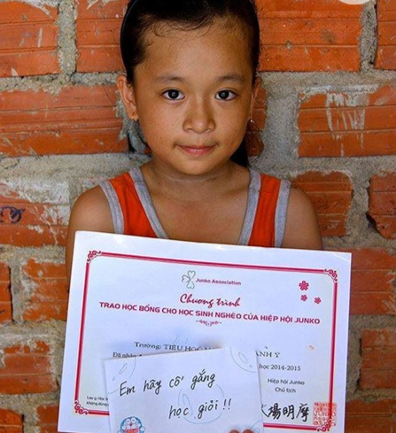 Học sinh trường Tiểu học Junko nhận học bổng từ Hiệp hội Junko. Học sinh trường Tiểu học Junko nhận học bổng từ Hiệp hội Junko.