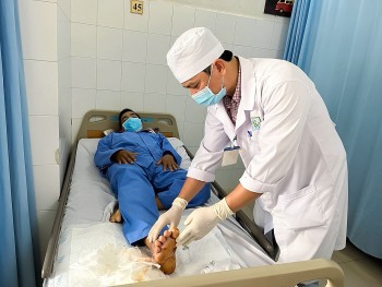 Cần Thơ: 4 giờ phẫu thuật cứu bàn chân bị đứt lìa do tai nạn giao thông
