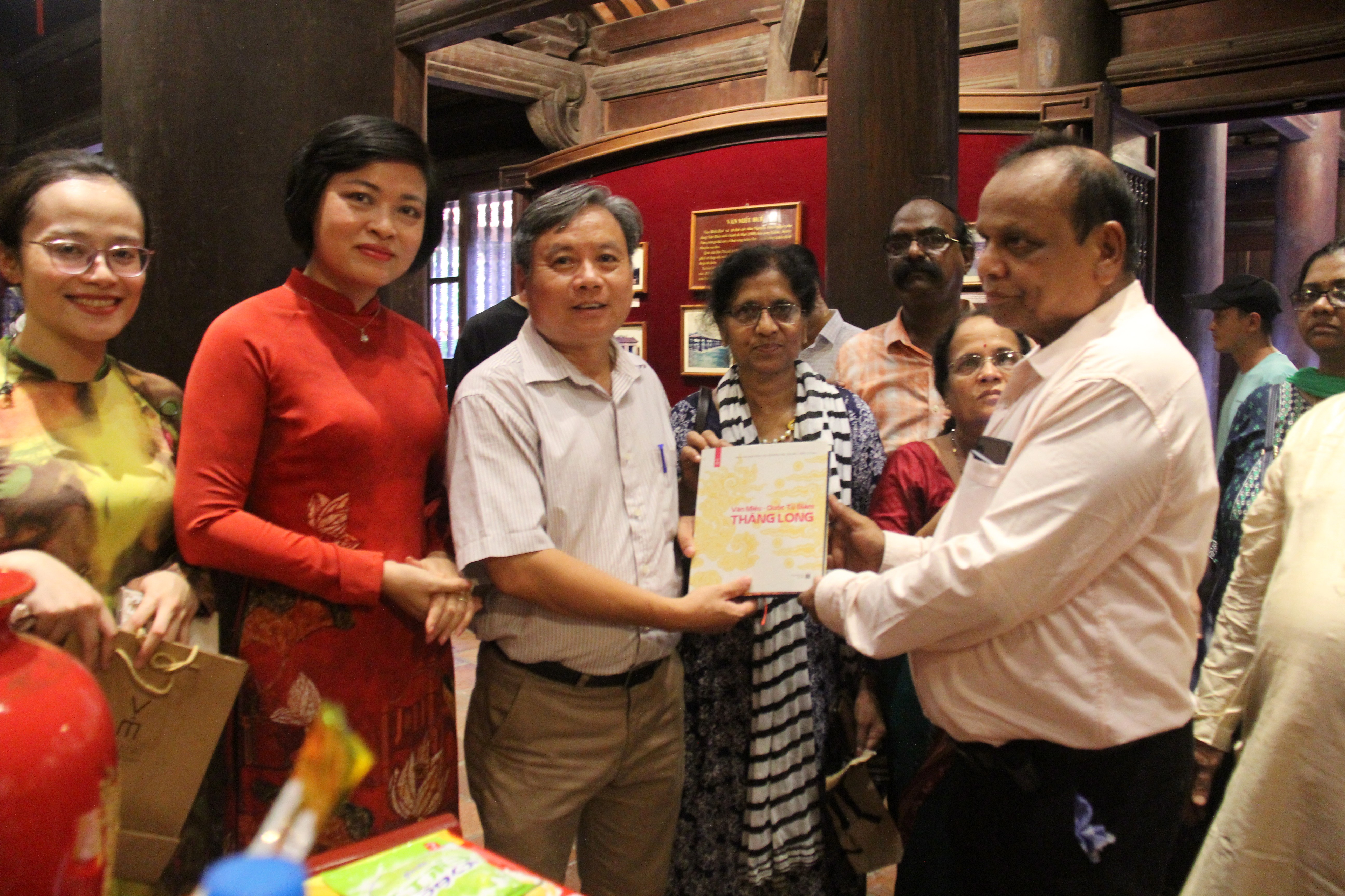Bạn bè Ấn Độ hào hứng thăm Văn Miếu - Quốc Tử Giám, trải nghiệm in mộc bản