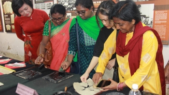 Bạn bè Ấn Độ hào hứng thăm Văn Miếu - Quốc Tử Giám, trải nghiệm in mộc bản