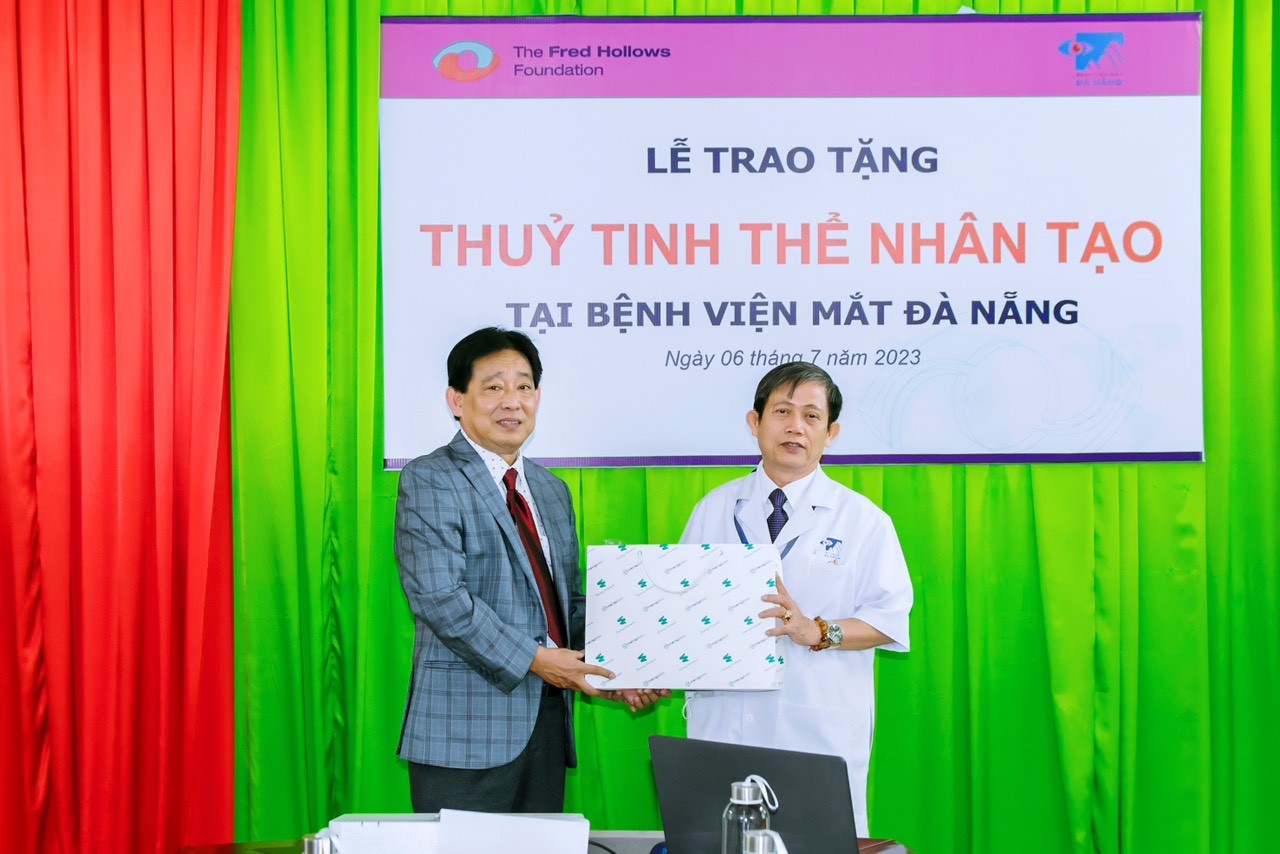 Bs Huỳnh Tấn Phúc- Trưởng đại diện Quỹ Fred Hollows Việt Nam trao tặng số TTT cho đại diện BV Mắt Đà Nẵng- Bs Nguyễn Văn Khôi