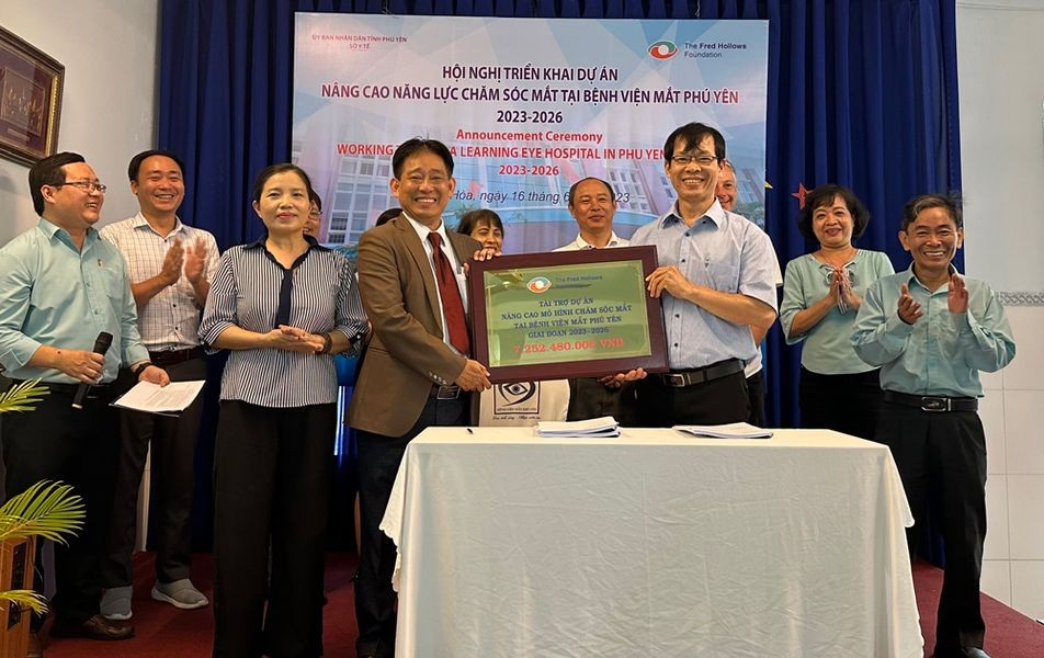 Ông Huỳnh Tấn Phúc (bên trái) trao bảng tượng trưng số tiền FHF tài trợ dự án Nâng cao mô hình chăm sóc mắt tại Bệnh viện Mắt Phú Yên giai đoạn 2023-2026 cho đại diện lãnh đạo Sở Y tế (Ảnh: Yên Lan).