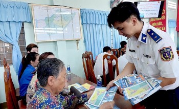 Cảnh sát biển đồng hành cùng ngư dân tỉnh Cà Mau