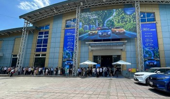 Hàng ngàn người dùng chen chân tới triển lãm VinFast ngay ngày đầu mở cửa