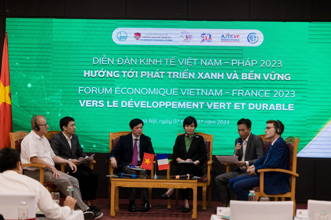 Phiên thảo luận giữa các chuyên gia Việt Nam và Pháp về phát triển bền vững (Ảnh: KT).