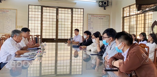 Tổ tư vấn tuyển chọn học sinh tỉnh Bình Định du học tại Trường ĐH Aomori Chuo Gakuin (Nhật Bản) tư vấn cho học sinh lớp 12 Trường THPT chuyên Lê Quý Đôn vào tháng 10/2022 (Ảnh: Báo Bình Định).