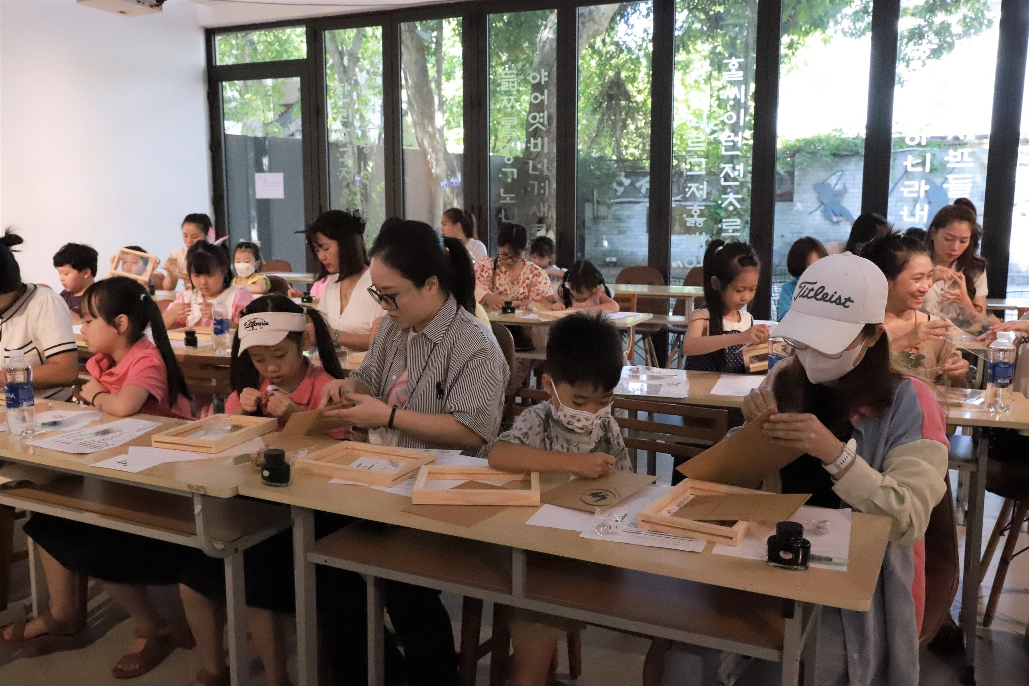 Các gia đình đa văn hóa Việt - Hàn trải nghiệm viết thư pháp Hàn Quốc