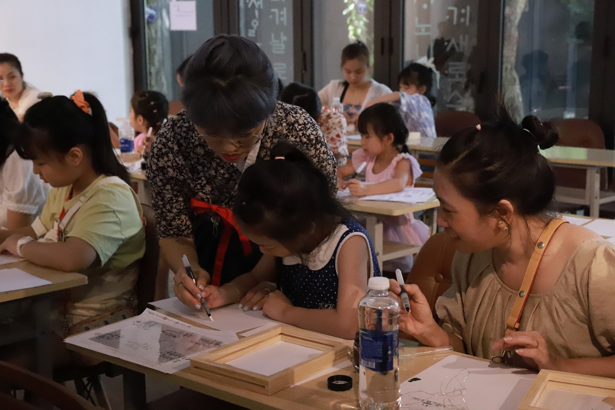 Tại chương trình, các em nhỏ và phụ huynh tự tay viết những từ/câu nói ý nghĩa, tự tay trang trí tạo thành khung ảnh vô cùng độc đáo dưới sự hướng dẫn của cô giáo Park Su Hee.