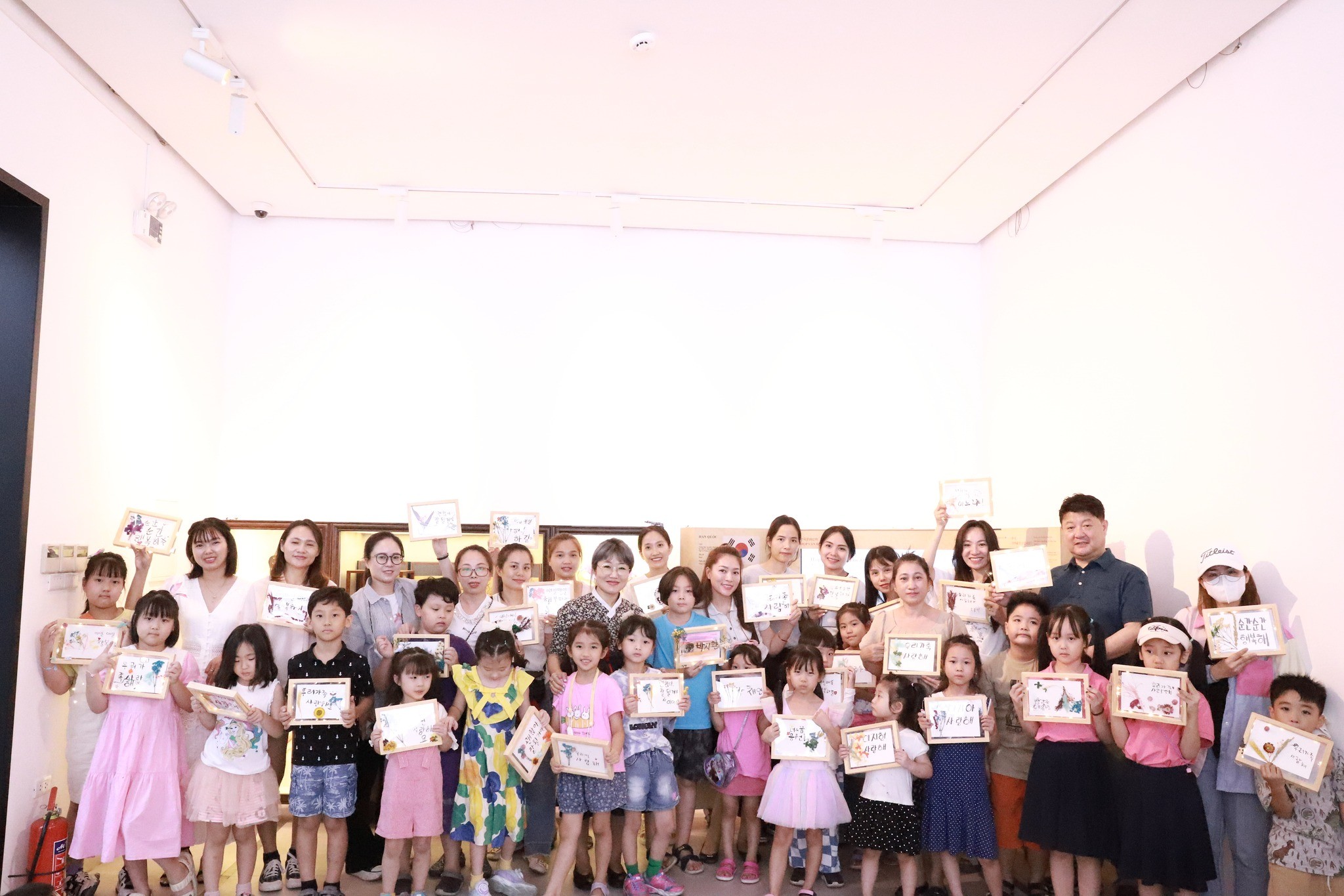 Các gia đình đa văn hóa Việt - Hàn trải nghiệm viết thư pháp Hàn Quốc