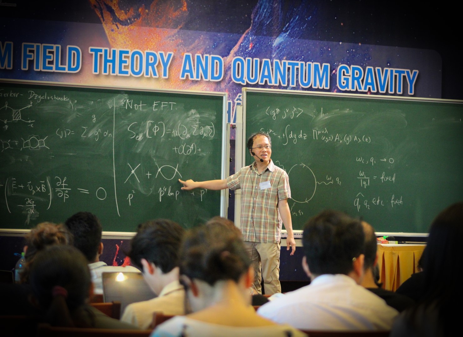 GS Đàm Thanh Sơn - Đại học Chicago (Mỹ), người từng giành huy chương Dirac 2018 trực tiếp giảng dạy tại trường hè nâng cao về lý thuyết trường lượng tử và lực hấp dẫn lượng tử lần này (Ảnh: ICISE).