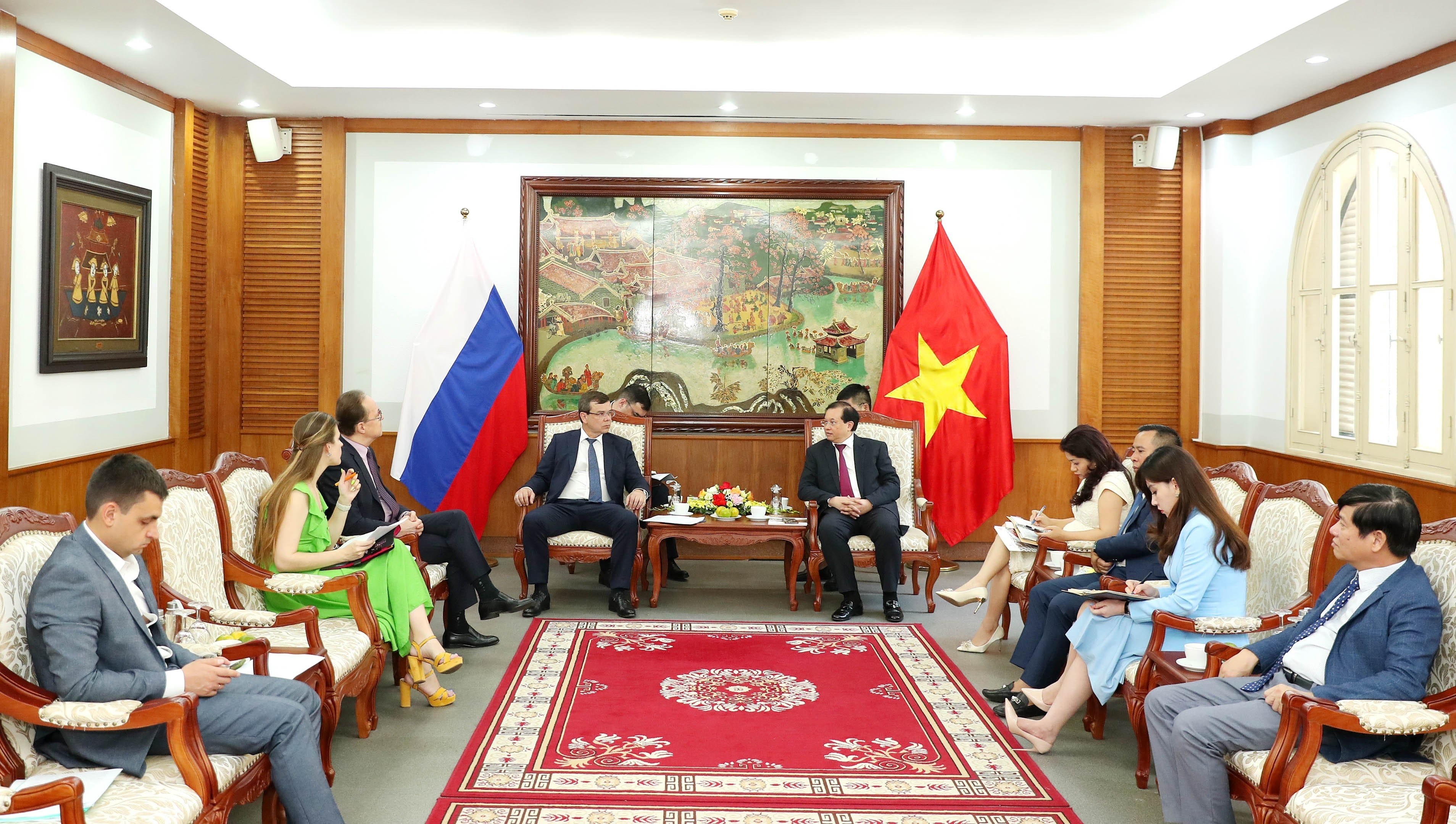 hứ trưởng Bộ Văn hóa, Thể thao và Du lịch Việt Nam Tạ Quang Đông đã có buổi tiếp và làm việc với Thứ trưởng Bộ Văn hóa Nga Osintsev Vladimir