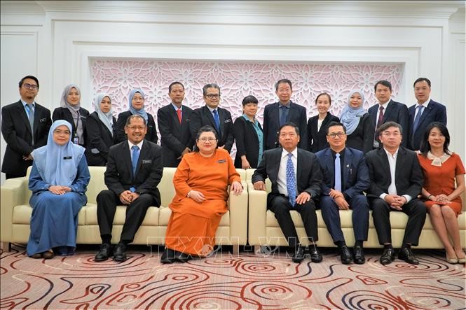 Tổng kiểm toán nhà nước Malaysia Datuk Wan Suraya Wan Mohd Radzi (thứ ba từ bên trái, hàng đầu tiên) và Phó Tổng KTNN Đặng Thế Vinh (thứ tư từ bên trái, hàng đầu tên) cùng các đại biểu chụp ảnh lưu niệm. Ảnh: Hằng Linh/Pv TTXVN tại Malaysia