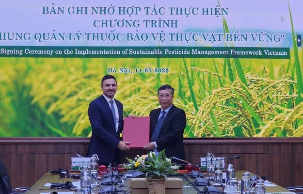 Thứ trưởng Hoàng Trung và ông Alexander Berkovskiy - Chủ tịch Croplife Châu Á ký kết Bản Ghi nhớ Hợp tác