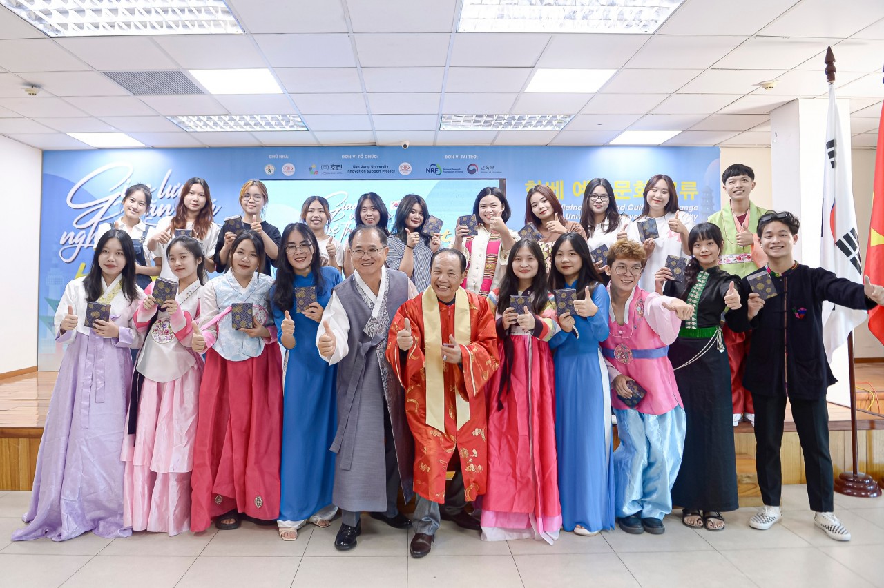 Ngày hội giao lưu văn hoá nghệ thuật  Việt - Hàn thu hút hàng trăm bạn trẻ Hà Thành