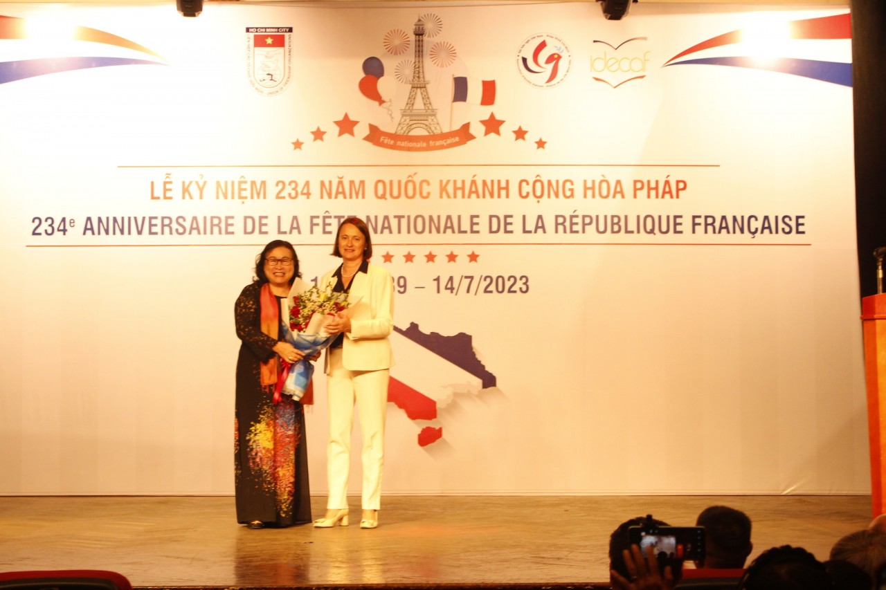 Bà Nguyễn Thị Ngọc Dung (trái), Chủ tịch Hội hữu nghị Việt -Pháp Thành phố Hồ Chí Minh tặng hoa chúc mừng bà Emmanuelle Pavillon-Grosser (phải), Tổng Lãnh sự Cộng hòa Pháp tại Thành phố Hồ Chí Minh. (Ảnh: )