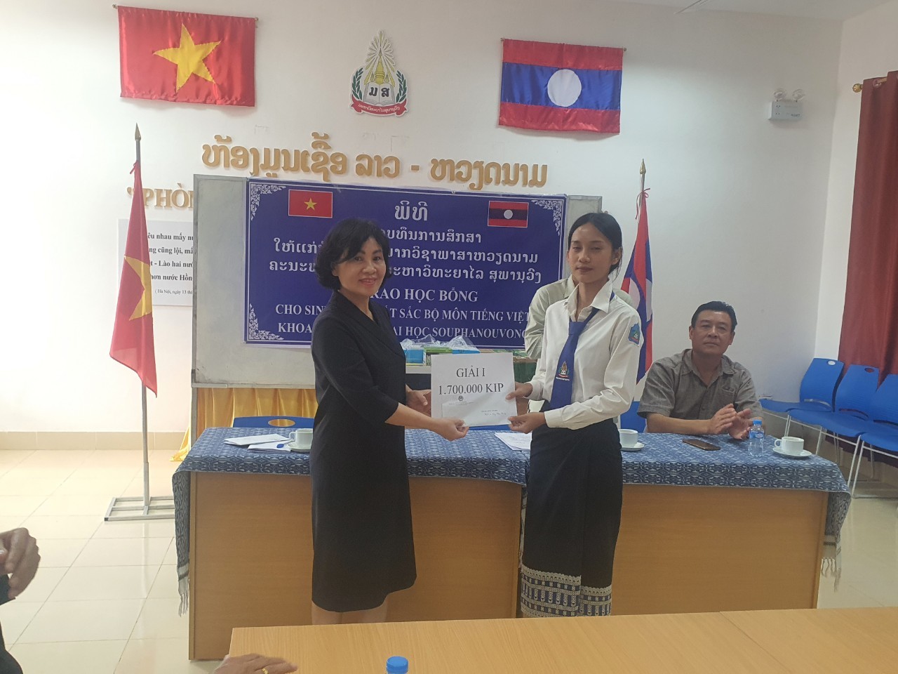 Trao tặng học bổng, thiết bị học tập cho trường Đại học Souphanouvong, Luang Prabang (Lào)