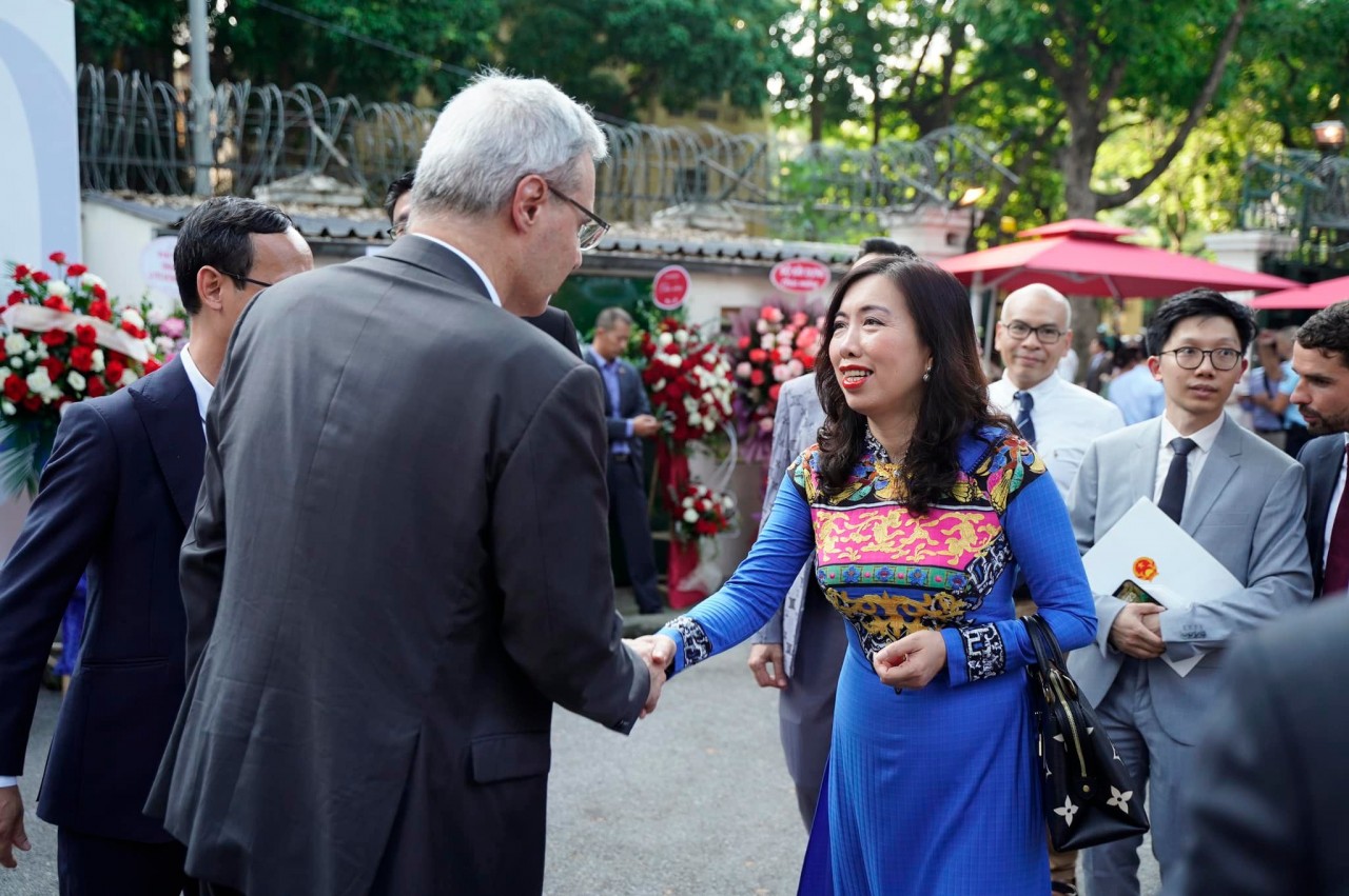 Đại diện Chính phủ Việt Nam, Thứ trưởng Bộ Ngoại giao Lê Thị Thu Hằng đã phát biểu chúc mừng lãnh đạo và nhân dân Pháp, Đại sứ cùng toàn thể công dân Pháp đang sinh sống, làm việc tại Việt Nam nhân Ngày Quốc khánh.