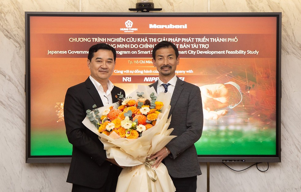 Ông Trương Văn Việt - Phó Chủ tịch HĐQT Tập đoàn Hưng Thịnh (bên trái) và ông Masato Tachibana, đại diện Tập đoàn Marubeni tại buổi khởi động Chương trình nghiên cứu khả thi ngày 7/12/2022.