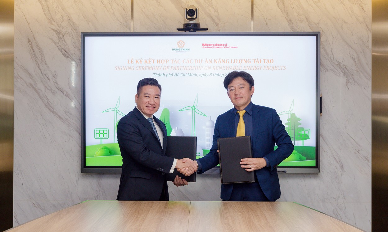 Ông Nguyễn Đình Trung – Chủ tịch Tập đoàn Hưng Thịnh (bên trái) và ông Tai Miura - Chủ tịch kiêm Tổng Giám đốc Marubeni Asian Power Vietnam tại buổi ký kết hợp tác nghiên cứu các dự án năng lượng tái tạo ngày 8/2/2023.