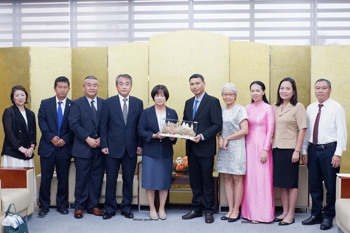 Phó Chủ tịch Thường trực UBND thành phố Hồ Kỳ Minh tặng quà lưu niệm cho Phó Thị trưởng Kisarazu (Nhật Bản) Sachiko Tanaka.