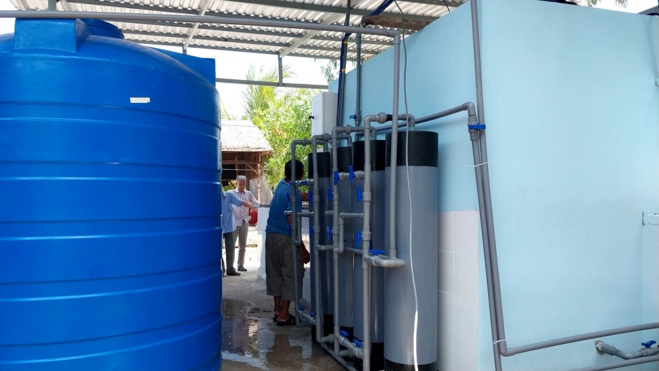 Hệ thống xử lý nước sinh hoạt tập trung do tổ chức Espérance viện trợ người dân Kiên Giang (Ảnh: Liên hiệp Hữu nghị Kiên Giang).