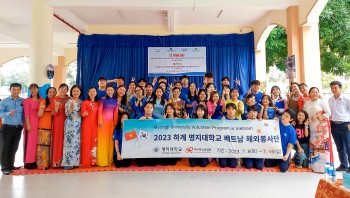 Học sinh Cần Thơ có thêm hiểu biết về văn hóa Hàn Quốc từ tình nguyện viên nước bạn