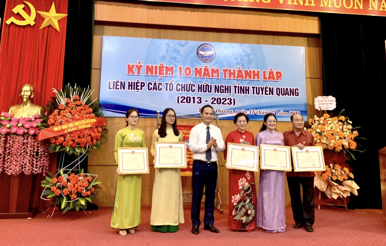 Ông  Hoàng Việt Phương, Phó Chủ tịch UBND tỉnh trao Bằng khen của UBND tỉnh cho các cá nhân