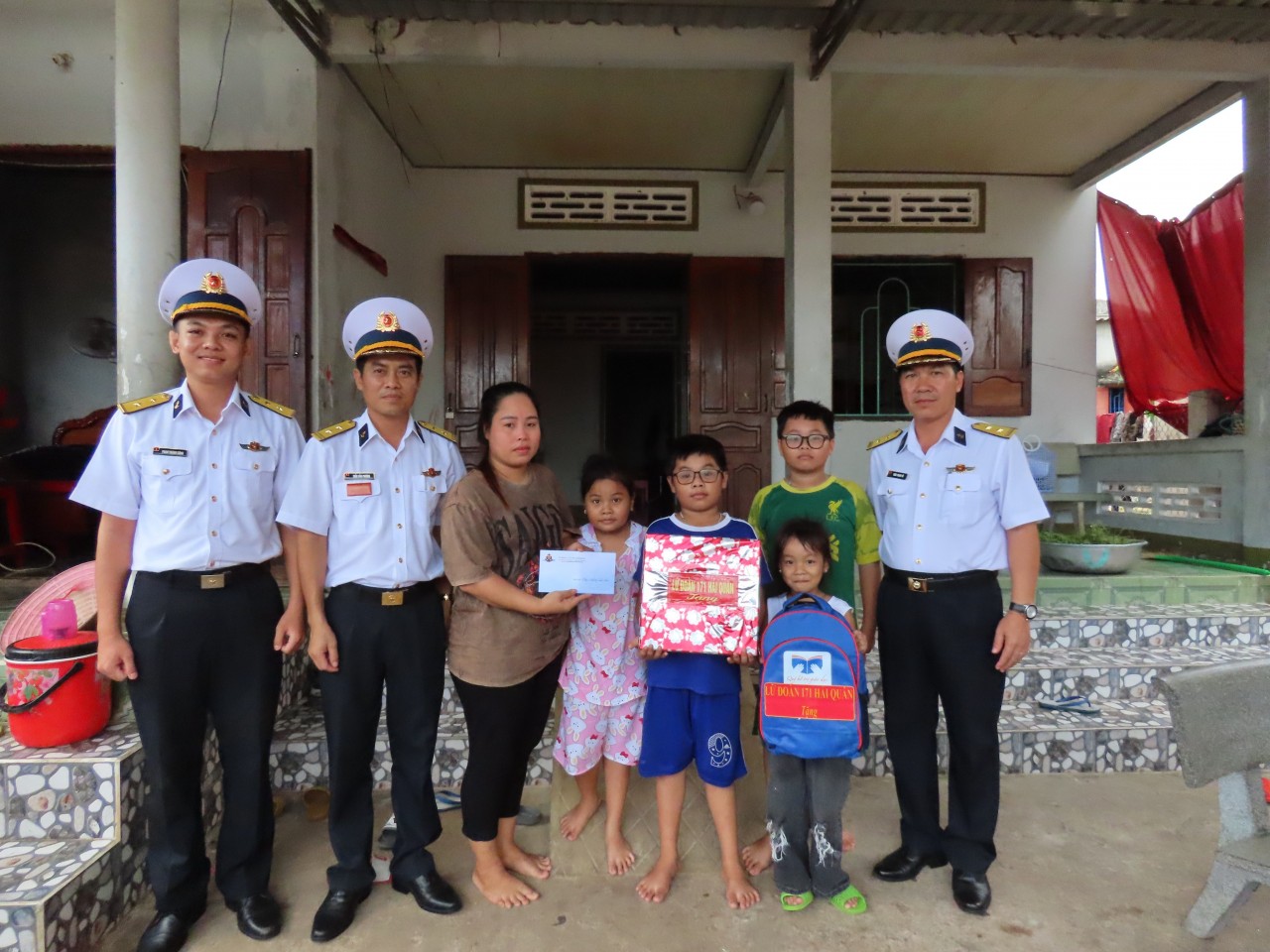 Trung tá Trần Thanh Vũ, Phó Chính ủy Lữ đoàn 171 và các đồng chí trong đoàn tặng quá cho gia đình 2 cháu được Lữ đoàn đỡ đầu.