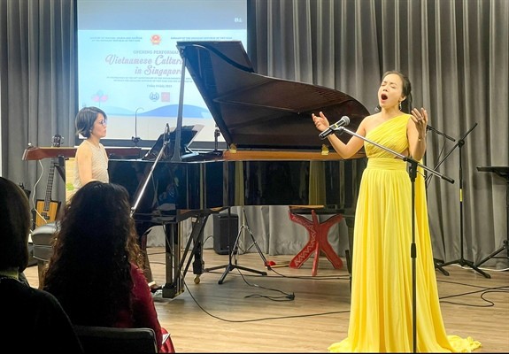 Song tấu piano và nhạc cụ tre nứa truyền thống Việt tại Singapore