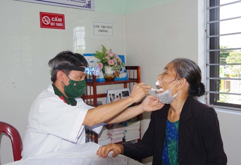 Bác sĩ Bệnh viện Quân y 268 thăm khám bệnh cho người dân xã Quảng Thái, huyện Quảng Điền, tỉnh Thừa Thiên Huế.