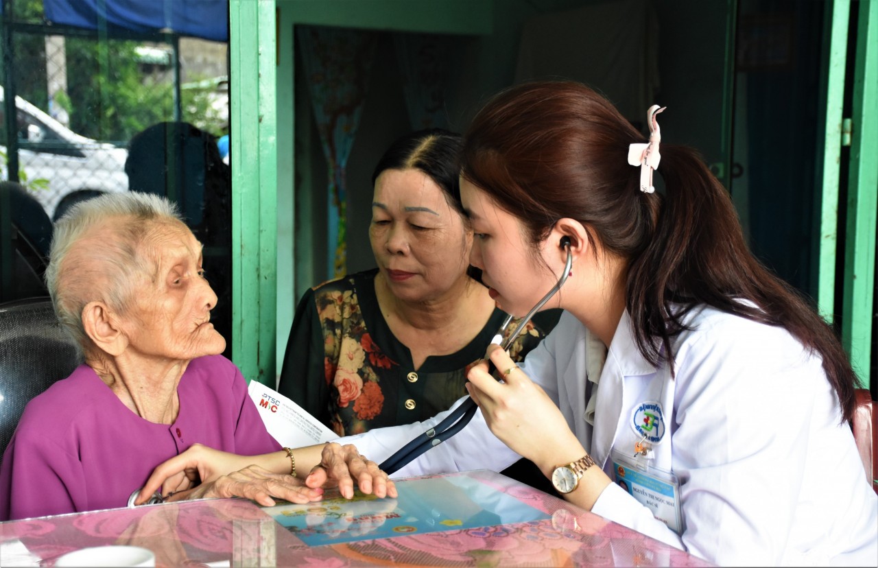 Mẹ VNAH Lại Thị Bạn (101 tuổi, xã Nghĩa Thành) được các bác sĩ Bệnh viện Bà Rịa khám bệnh miễn phí
