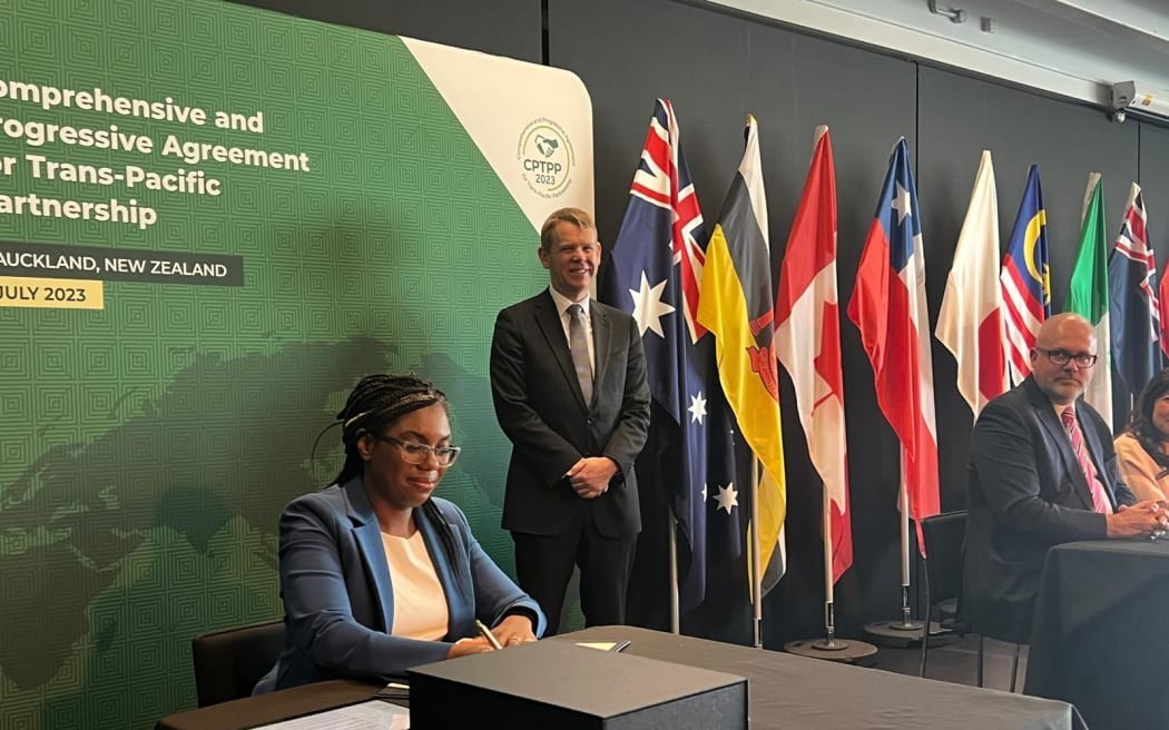 Bộ trưởng Kinh doanh và thương mại Anh Kemi Badenoch ký nghị định thư tham gia CPTPP tại Auckland, New Zealand 