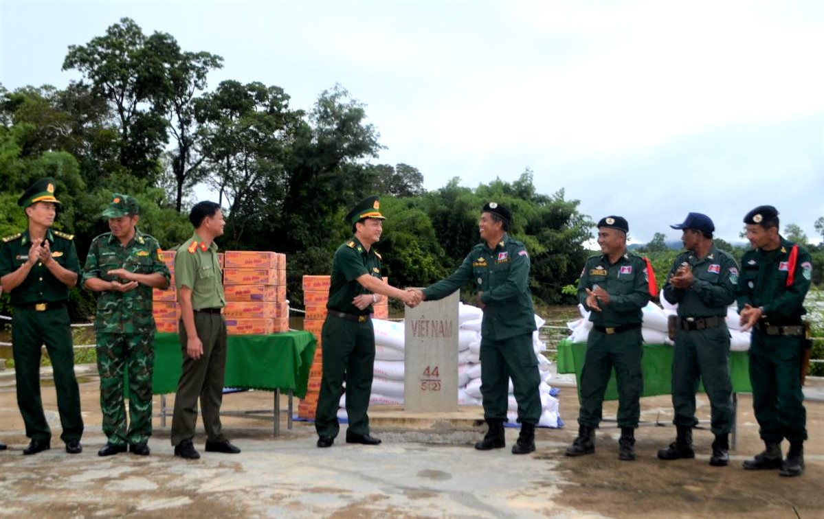 Đại tá Vương Trường Nam, Phó Chỉ huy trưởng BĐBP Đắk Lắk gặp gỡ, trao đổi với cán bộ Ty Công an tỉnh Mondulkiri. 