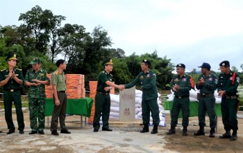 Đắk Lắk trao tặng lương thực, thực phẩm cho lực lượng bảo vệ biên giới tỉnh Mondulkiri, Campuchia